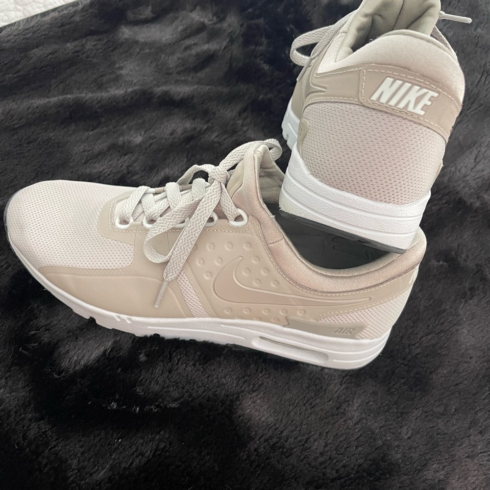 Women’s Nike Air Sneakers Size 9.5